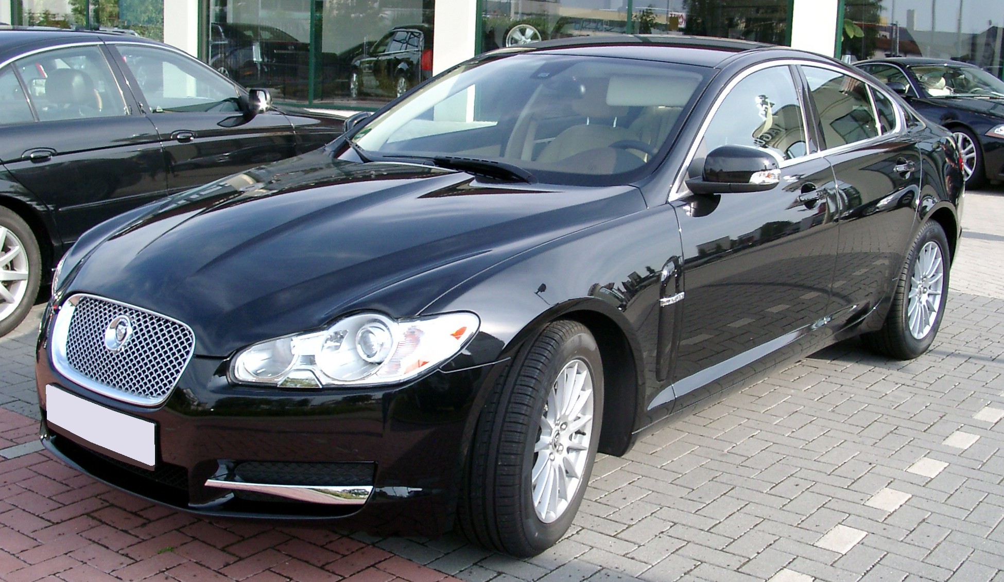 Jaguar XF: 11 фото