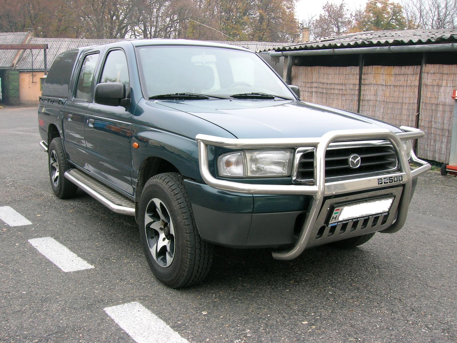 Mazda B-2500: 10 фото