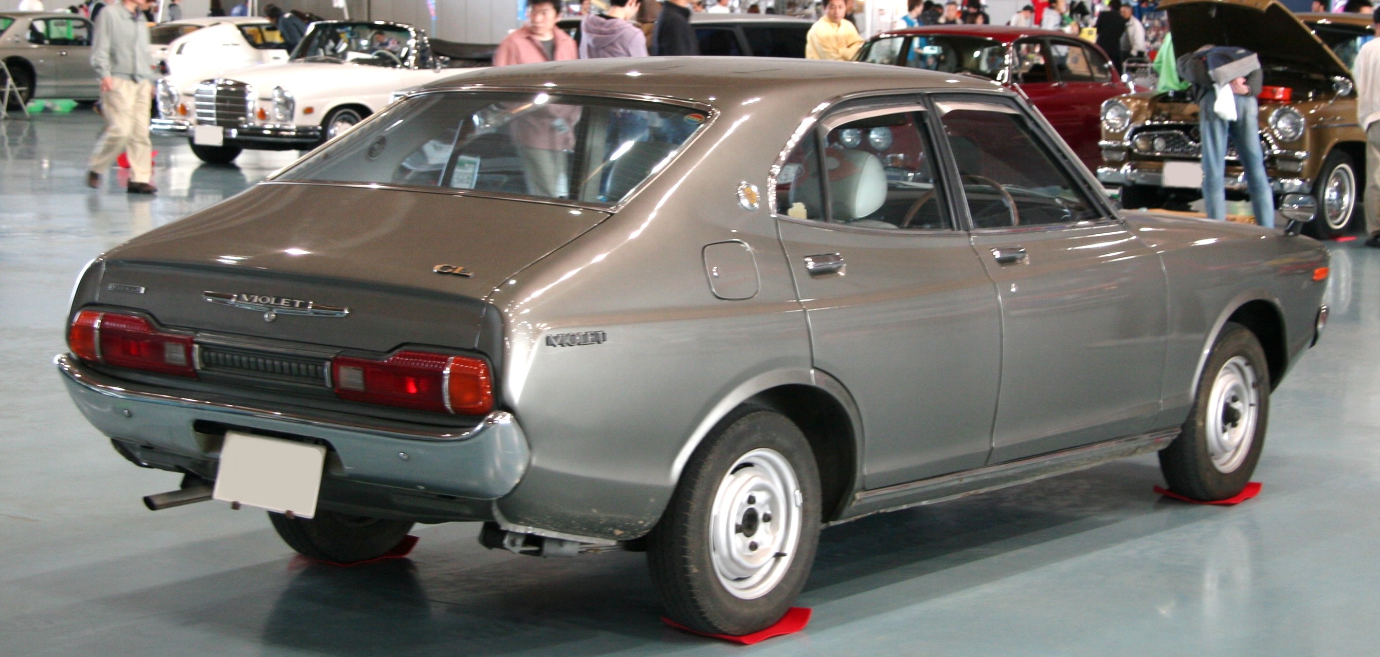 Nissan Violet: 4 фото