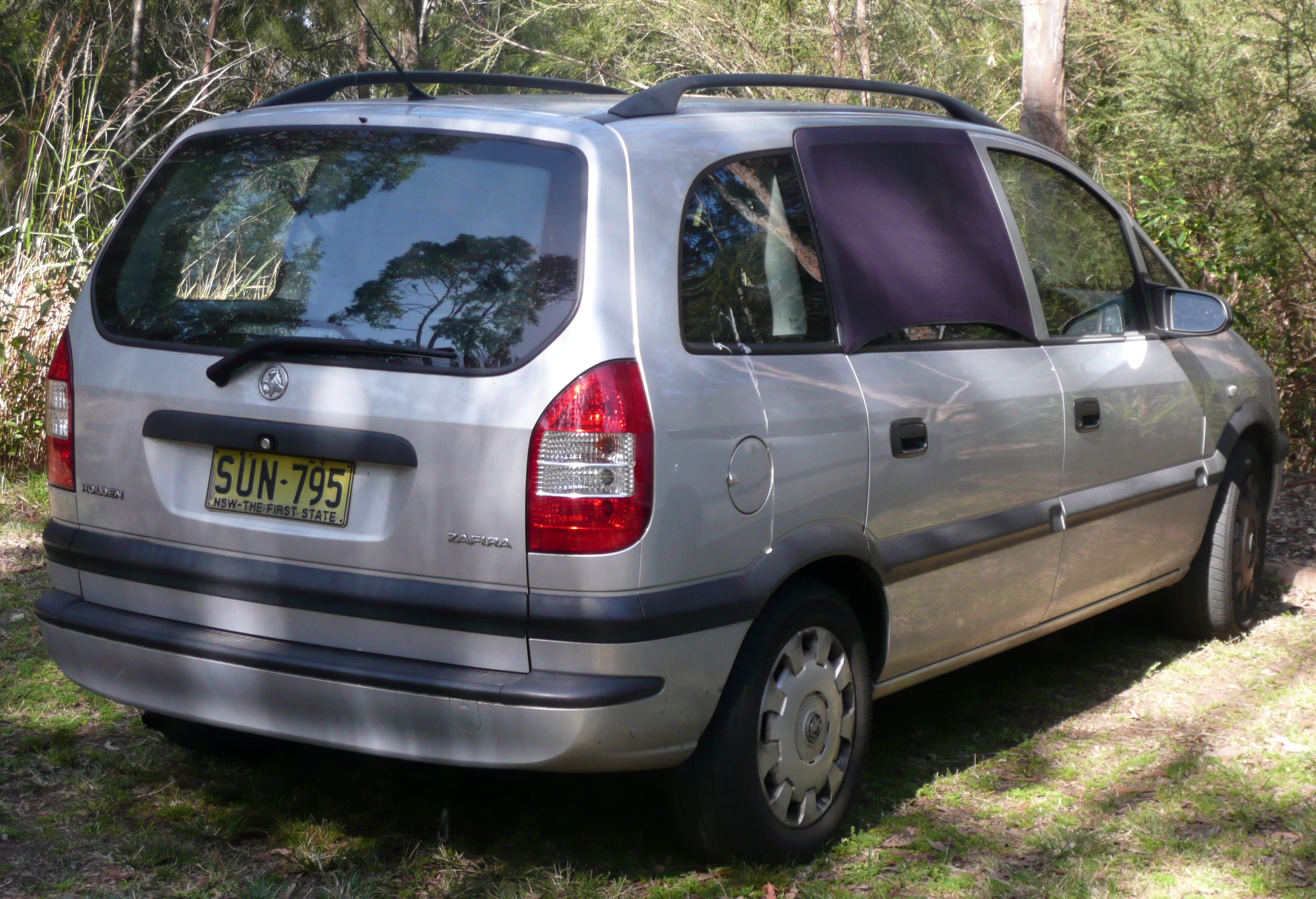 Holden Zafira: 10 фото