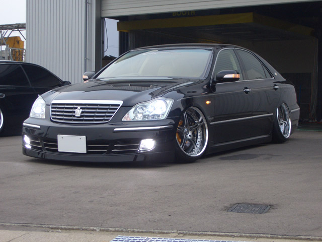 Toyota Crown: 4 фото