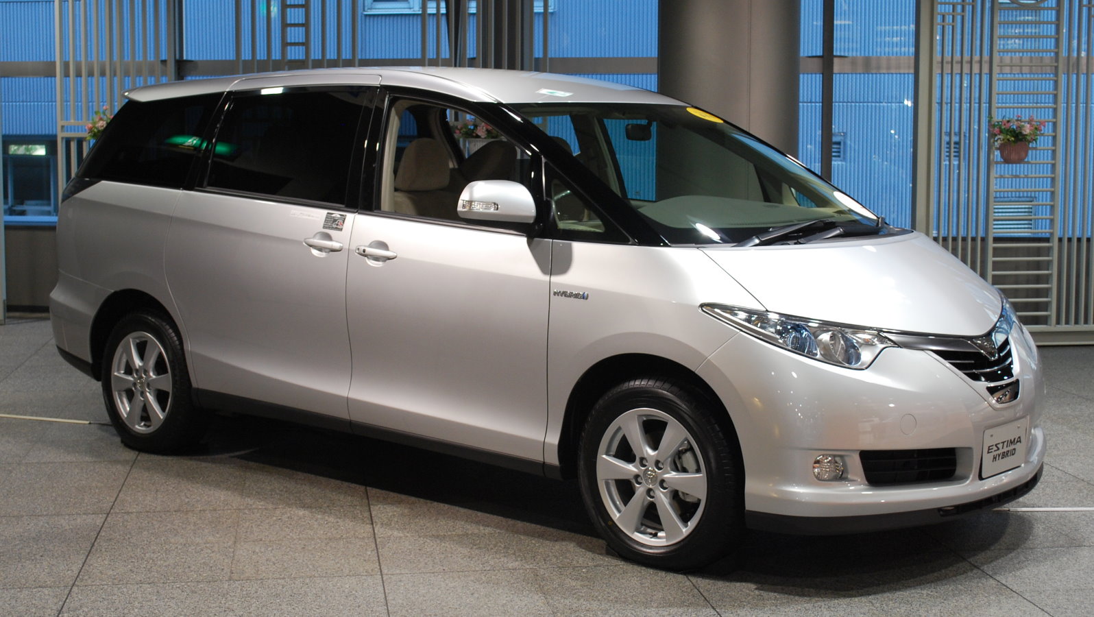 Toyota Estima: 5 фото