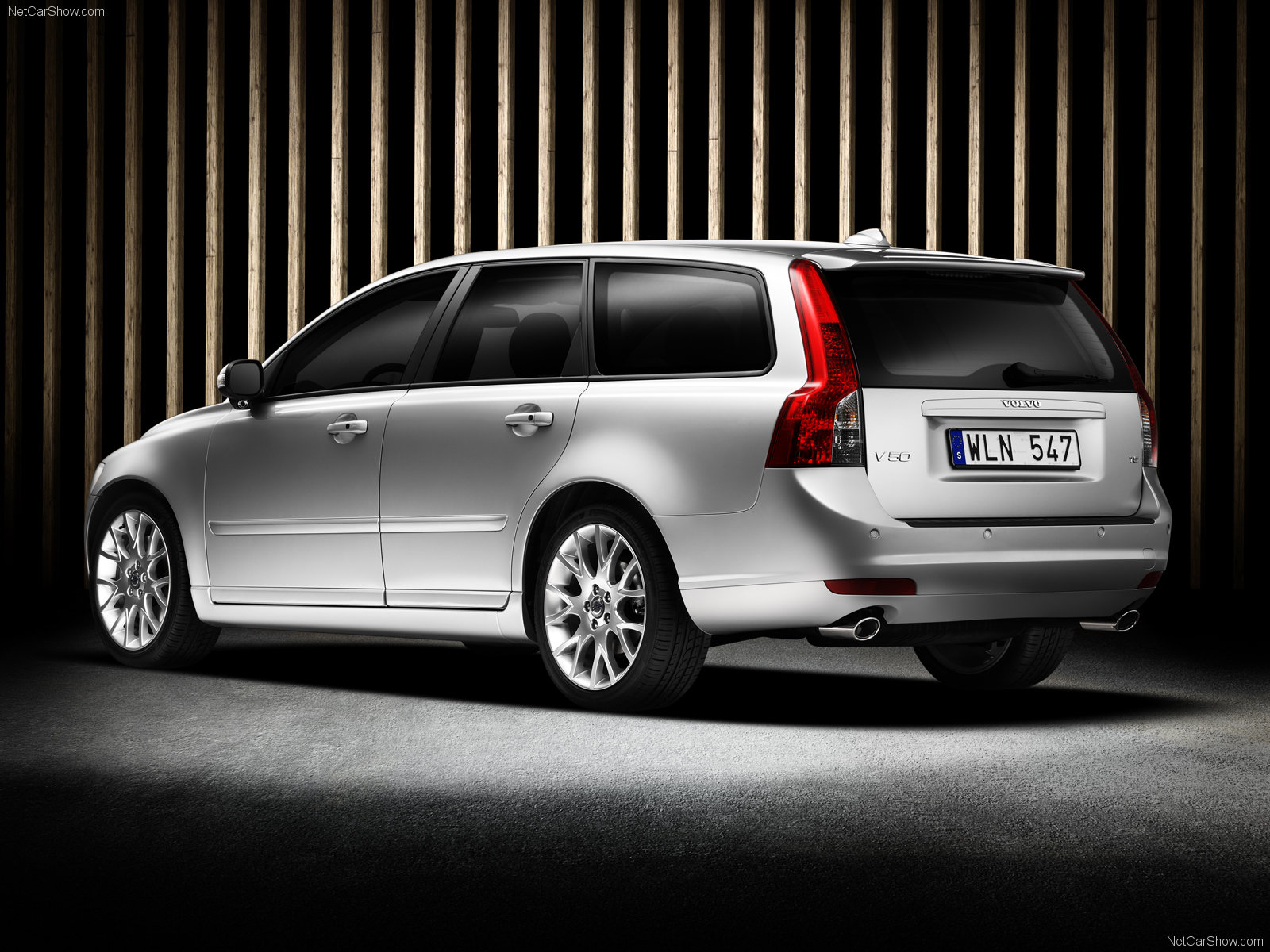 Volvo V50: 11 фото